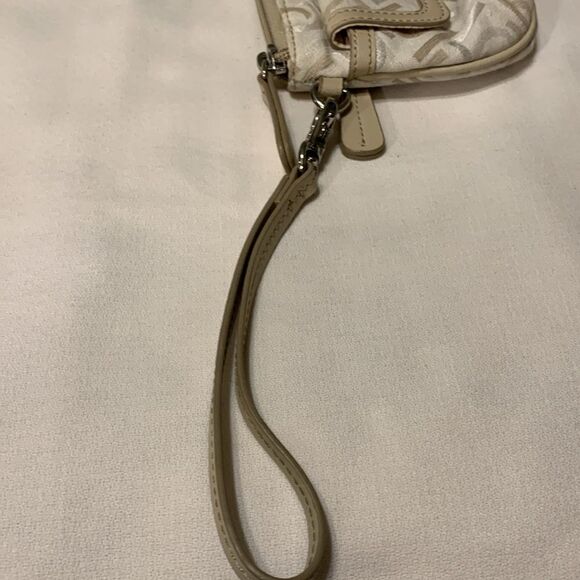 Liz Claiborne Wristlet w/leather trim. Zip around w/zipper pocket & snap closure - Picture 10 of 10